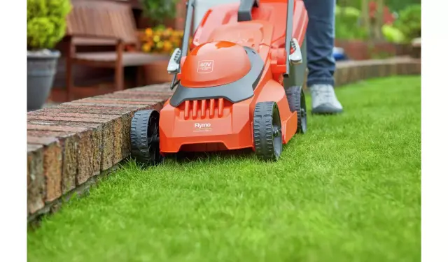 Flymo SimpliStore 300 Li 30cm Cordless Rotary Lawnmower- 40V2 Flymo SimpliStore 300 Li 30cm Cordless Rotary Lawnmower- 40V2